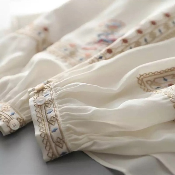 The Payton ReEdit Floral Shift Blouse With Blouson Sleeves And Floral Detailing - Picture 5 of 5